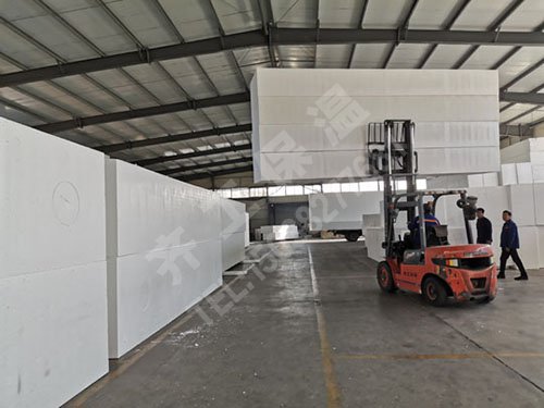  如何對擠塑板進行現場的施工操作呢？